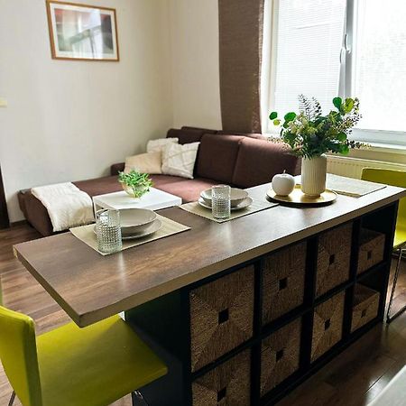 Spacious City Centre Apartment Bratislava Extérieur photo